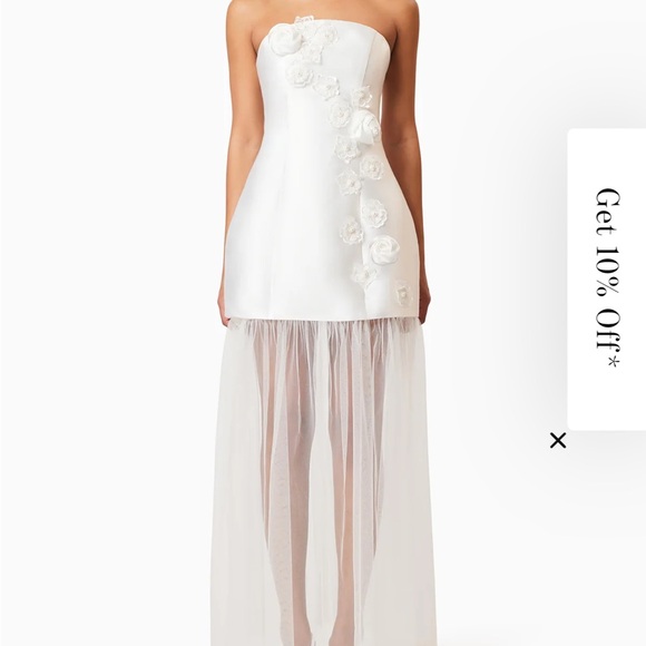 Elliatt Dresses & Skirts - Elegant White Strapless Dress with detachable underskirt